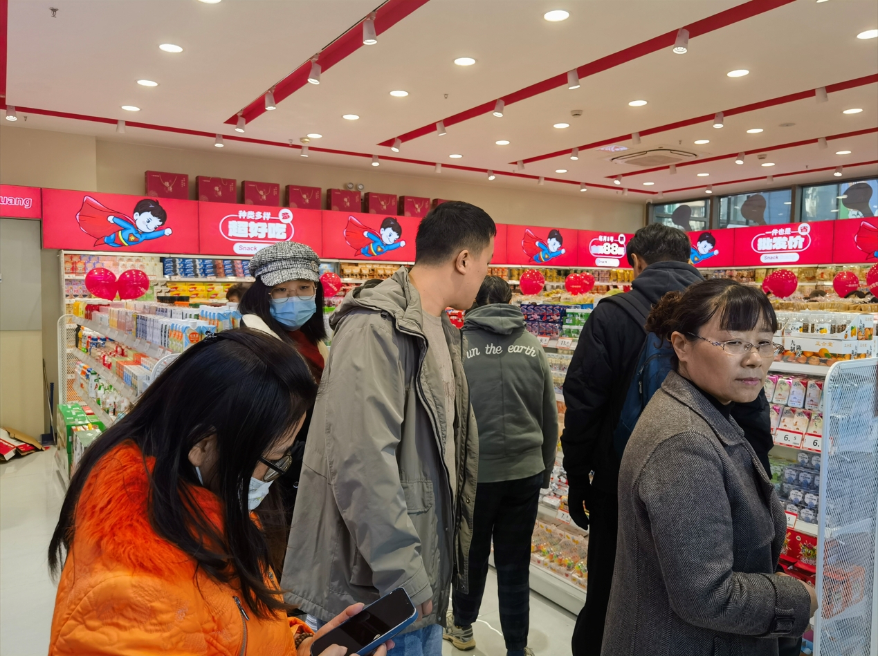 一扫光零食全力备战元旦春节，门店繁忙迎新年